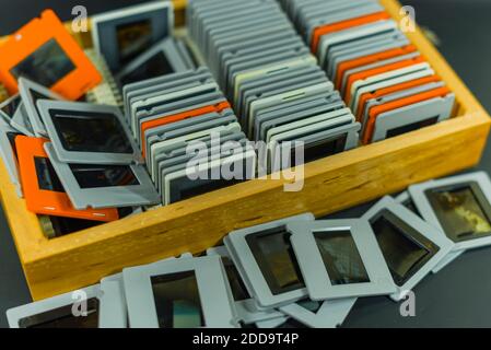 Eine Holzkiste mit alten Dias darin, Dias in einer Holzkiste, leicht unscharf Stockfoto