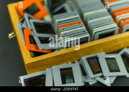 Eine Holzkiste mit alten Dias darin, Dias in einer Holzkiste, leicht unscharf Stockfoto