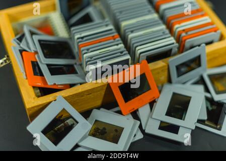 Eine Holzkiste mit alten Dias darin, Dias in einer Holzkiste, leicht unscharf Stockfoto