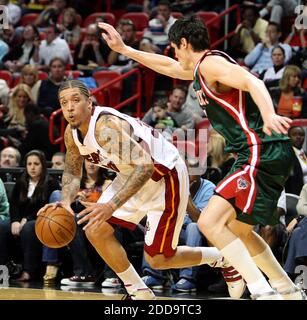 KEIN FILM, KEIN VIDEO, KEIN Fernsehen, KEIN DOKUMENTARFILM - Miami Heat Forward Michael Beasley, links, fährt im zweiten Quartal in der American Airlines Arena in Miami, Florida, gegen die Ersan IIyasova der Milwaukee Bucks' Ersan IIyasova. 27 2010 Die Bucks besiegten die Hitze, 94-71. Foto von David Santiago/El Nuevo Herald/MCT/Cameleon/ABACAPRESS.COM Stockfoto