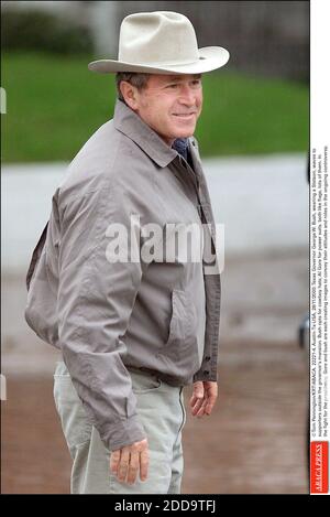KEIN FILM, KEIN VIDEO, KEIN TV, KEIN DOKUMENTARFILM - © TOM PENNINGTON/KRT/ABACA. 22221-4. Austin-Tx-USA, 28/11/2000. Der texanische Gouverneur George W. Bush, der einen Stetson trägt, winkt zu Unterstützern außerhalb des Herrenhauses des Gouverneurs. Bush entscheidet sich für Cowboyhüte; Al Gore für Power-Anzüge. Beide wie Flaggen, viele davon. Im Stockfoto