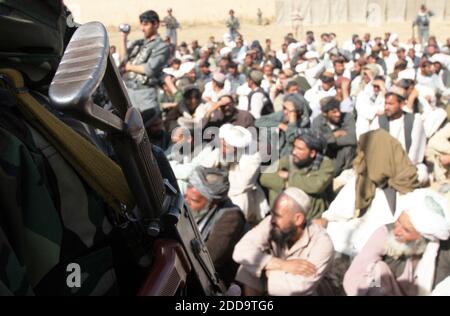 KEIN FILM, KEIN VIDEO, KEIN Fernsehen, KEIN DOKUMENTARFILM - ein afghanischer Soldat schaut zu, wie Hunderte von Männern Karim Khalili, Afghanistans zweiter Vizepräsident, am 1. März 2010 in einer lokalen shura in Marja, Afghanistan, zuhören. Khalili schloss sich dem Oberbefehlshaber der Armee Stanley A. McChrystal in Afghanistan an, um die einstige Taliban-Hochburg im Süden Afghanistans zu bereisen, die jetzt von US-amerikanischen und afghanischen Truppen gehalten wird. Foto von Dion Nissenbaum/MCT/ABACAPRESS.COM Stockfoto