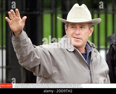 KEIN FILM, KEIN VIDEO, KEIN TV, KEIN DOKUMENTARFILM - © TOM PENNINGTON/KRT/ABACA. 22221-1. Austin-Tx-USA, 28/11/2000. Der texanische Gouverneur George W. Bush, der einen Stetson trägt, winkt zu Unterstützern außerhalb des Herrenhauses des Gouverneurs. Bush entscheidet sich für Cowboyhüte; Al Gore für Power-Anzüge. Beide wie Flaggen, viele davon. Im Stockfoto