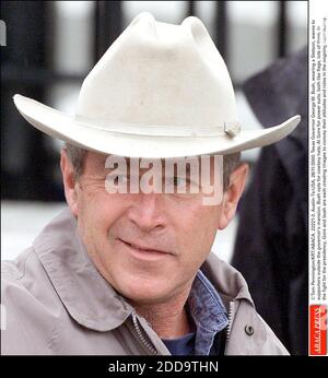 KEIN FILM, KEIN VIDEO, KEIN TV, KEIN DOKUMENTARFILM - © TOM PENNINGTON/KRT/ABACA. 22221-3. Austin-Tx-USA, 28/11/2000. Der texanische Gouverneur George W. Bush, der einen Stetson trägt, winkt zu Unterstützern außerhalb des Herrenhauses des Gouverneurs. Bush entscheidet sich für Cowboyhüte; Al Gore für Power-Anzüge. Beide wie Flaggen, viele davon. Im Stockfoto