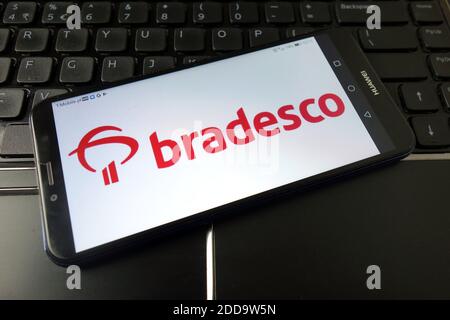 KONSKIE, POLEN - 21. Dezember 2019: Firmenlogo von Bradesco wird auf dem Mobiltelefon angezeigt Stockfoto