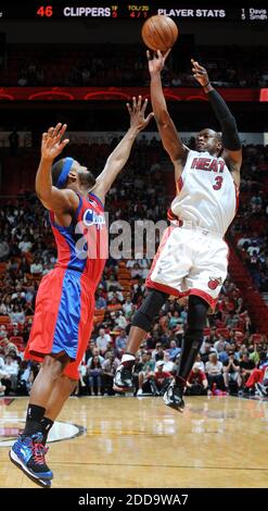 KEIN FILM, KEIN VIDEO, KEIN Fernsehen, KEIN DOKUMENTARFILM - Dwyane von Miami Heat macht am 10. März 2010 in der AmericanAirlines Arena in Miami, FL, USA, eine Aufnahme über Baron Davis the Los Angeles Clippers. Die Hitze besiegte die Clippers, 108-97. Foto von Jim Rassol/Sun Sentinel/MCT/Cameleon/ABACAPRESS.COM Stockfoto