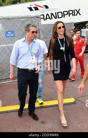 Schauspieler Hugh Grant und seine Frau gehen auf der Boxengasse vor dem Monaco Formel 1 Grand Prix am Circuit de Monaco am 27. Mai 2018 in Monte-Carlo, Monaco. Während des Monaco Formel 1 Grand Prix am Circuit de Monaco am 27. Mai 2018 in Monte-Carlo, Monaco. Foto von Laurent Zabulon/ABACAPRESS.COM Stockfoto