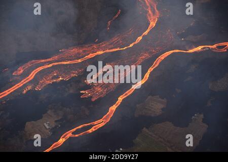 Handout Foto des Vulkans KÄ«lauea - Lava Kanäle Fütterung Ozean Einträge - am Mittwoch, 23. Mai 2018 die Hilo Civil Air Patrol durchgeführt Flüge über den unteren East Rift Zone Eruption USGS und Hawai‘i County Civil Defense Agency bei der Reaktion auf die KÄ«lauea Eruption zu unterstützen. Dieses Bild zeigt den Umfang der Lavakanäle, die die Ozeaneingänge speisen. Beachten Sie, dass Lava die Kanäle überflutet und über etwas älteren, schwarzen Lavastromen liegt. Der sichtbare Dunst ist Schwefeldioxid-Gas, das aus den Spalten emittiert wird. Foto von USGS via ABACAPRESS.COM Stockfoto