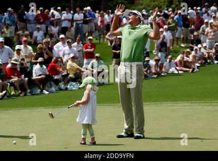 KEIN FILM, KEIN VIDEO, KEIN Fernsehen, KEIN DOKUMENTARFILM - Henrik Stenson, rechts, reagiert auf den Putt seiner Tochter Lisa auf Platz 2 beim Par Three Contest of the Masters am Mittwoch im Augusta National Golf Club in Augusta, GA, USA am 7. April 2010. Foto von Gerry Melendez/The State/MCT/ABACAPRESS.COM Stockfoto