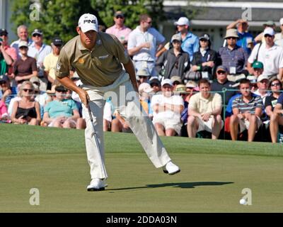 KEIN FILM, KEIN VIDEO, KEIN Fernsehen, KEIN DOKUMENTARFILM - Lee Westwood Reihen seinen Putt auf dem 9. Loch während der dritten Runde der The Masters im Augusta National Golf Club in Augusta, Georgia, am Samstag, 10. April 2010. Westwood geht mit einem One-Shot Vorsprung auf Phil Mickelson in die Endrunde. Foto von Gerry Melendez/The State/MCT/ABACAPRESS.COM Stockfoto