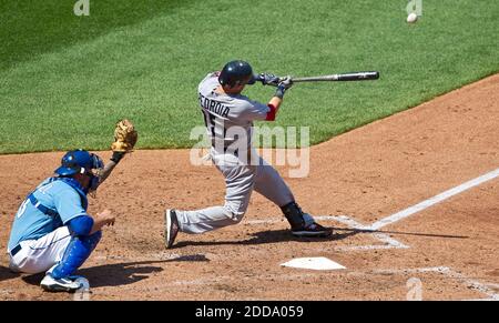 KEIN FILM, KEIN VIDEO, KEIN TV, KEIN DOKUMENTARFILM - Boston Red Sox Dustin Pedroia (15) verbindet sich auf einem Solo-Heimlauf vor Kansas City Royals Catcher Jason Kendall (18) im vierten Inning im Kauffman Stadium in Kansas City, Missouri, Sonntag, 11. April 2010. Die Red Sox besiegte die Royals, 8-6. Foto von John Sleezer/Kansas City Star/MCT/Cameleon/ABACAPRESS.COM Stockfoto