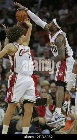 KEIN FILM, KEIN VIDEO, KEIN TV, KEINE DOKUMENTATION - Cleveland Cavaliers Stürmer LeBron James (rechts) blockiert eine Aufnahme von Chicago Bulls Wache Derrick Rose während des NBA Eastern Conference Playoffs Spiel, Spiel 2, Cleveland Cavaliers vs Chicago Bulls in Quicken Loans Arena in Cleveland, USA am 19. April 2010. Cleveland Cavaliers gewann 112-102. Foto von Ed Suba Jr./MCT/ABACAPRESS.COM Stockfoto