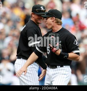 KEIN FILM, KEIN VIDEO, KEIN Fernsehen, KEINE DOKUMENTATION - Mark Teahen von Chicago White Sox, Left, und Teamkollege Gordon Beckham feiern am Ende des 5-4-Sieges ihres Teams gegen die Minnesota Twins im U.S. Cellular Field in Chicago, Illinois, am Sonntag, den 11. April 2010. Foto von Nuccio DiNuzzo/Chicago Tribune/MCT/Cameleon/ABACAPRESS.COM Stockfoto