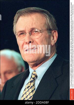 KEIN FILM, KEIN VIDEO, KEIN TV, KEIN DOKUMENTARFILM - © CHUCK KENNEDY/KRT/ABACA. 22680-4. Washington-DC-USA, 28/12/2000. Donald Rumsfeld spricht mit der Presse, nachdem er vom designierten Präsidenten George W. Bush zum Verteidigungsminister ernannt worden war. Rumsfeld diente als Präsident Gerald Fords Verteidigungsminister. Stockfoto
