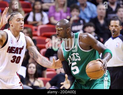 KEIN FILM, KEIN VIDEO, KEIN Fernsehen, KEINE DOKUMENTATION - Michael Beasley (30) von Miami Heat wacht Kevin Garnet von Boston Celtics während der ersten Runde der NBA-Playoff-Action in der American Airlines Arena in Miami, Florida, am Freitag, den 23. April 2010. Foto von Hector Gabino/Miami Herald/MCT/Cameleon/ABACAPRESS.COM Stockfoto