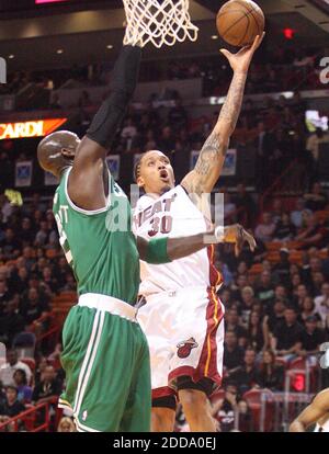 KEIN FILM, KEIN VIDEO, KEIN Fernsehen, KEINE DOKUMENTATION - Michael Beasley (30) von Miami Heat hat im zweiten Quartal der NBA-Playoff-Action in der American Airlines Arena in Miami, Florida, am Freitag, den 23. April 2010, einen Schuss über Kevin Garnet von Boston Celtics geschossen. Foto von Hector Gabino/Miami Herald/MCT/Cameleon/ABACAPRESS.COM Stockfoto