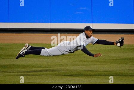 KEIN FILM, KEIN VIDEO, KEIN TV, KEIN DOKUMENTARFILM - der New York Yankees-Innenfeldspieler Curtis Granderson ist nicht in der Lage, einen Tauchfang auf einem Basisschlag von Baltimore Orioles' Miguel Tejada im sechsten Inning im Oriole Park bei Camden Yards in Baltimore, MD, USA am 28. April 2010 zu machen. Foto von Kenneth K. Lam/Baltimore Sun/MCT/Cameleon/ABAVCAPRESS.COM Stockfoto