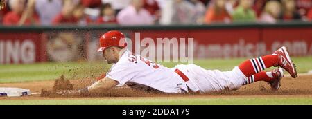 KEIN FILM, KEIN VIDEO, KEIN Fernsehen, KEIN DOKUMENTARFILM - Skip Schumaker von St. Louis Cardinals rutscht sicher in den dritten Platz auf einem Doppel von Ryan Ludwick im dritten Inning gegen die Atlanta Braves im Busch Stadium in St. Louis, MO, USA am 28. April 2010. Foto von Chris Lee/St. Louis Post-Dispatch/MCT/ABACAPRESS.COM Stockfoto