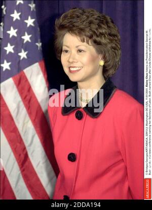 KEIN FILM, KEIN VIDEO, KEIN FERNSEHEN, KEIN DOKUMENTARFILM - © BRIDGES GEORGES/KRT/ABACA. 22913-2. Washington-DC-USA, 11/01/2001. Elaine Chao hört zu, wie der designierte Präsident George W. Bush auf einer Pressekonferenz zu ihrem Arbeitsminister spricht. Bush nannte Chao, nachdem Linda Chavez ihren Namen zurückgezogen hatte. Stockfoto