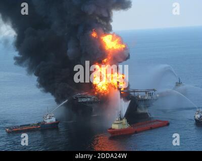 KEIN FILM, KEIN VIDEO, KEIN Fernsehen, KEINE DOKUMENTATION - Feuerwehrmannschaften kämpfen am 21. April 2010 gegen die brennenden Überreste der Offshore-Ölplattform Deepwater Horizon. Ein Küstenwache MH-65C Delfinrettungshubschrauber und Crew dokumentieren das Feuer an Bord der mobilen Offshore-Bohreinheit Deepwater Horizon, während sie am 21. April 2010 nach Überlebenden suchen. Mehrere Hubschrauber, Flugzeuge und Cutter der Küstenwache reagierten auf die Rettung der 126-köpfigen Crew des Deepwater Horizon. Foto von Tom Atkeson/USA Küstenwache/MCT/ABACAPRESS.COM Stockfoto