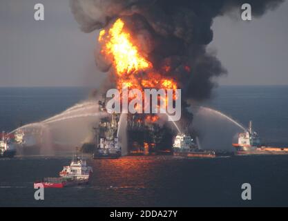 KEIN FILM, KEIN VIDEO, KEIN Fernsehen, KEINE DOKUMENTATION - Feuerwehrmannschaften kämpfen am 21. April 2010 gegen die brennenden Überreste der Offshore-Ölplattform Deepwater Horizon. Ein Küstenwache MH-65C Delfinrettungshubschrauber und Crew dokumentieren das Feuer an Bord der mobilen Offshore-Bohreinheit Deepwater Horizon, während sie am 21. April 2010 nach Überlebenden suchen. Mehrere Hubschrauber, Flugzeuge und Cutter der Küstenwache reagierten auf die Rettung der 126-köpfigen Crew des Deepwater Horizon. Foto von Tom Atkeson/USA Küstenwache/MCT/ABACAPRESS.COM Stockfoto