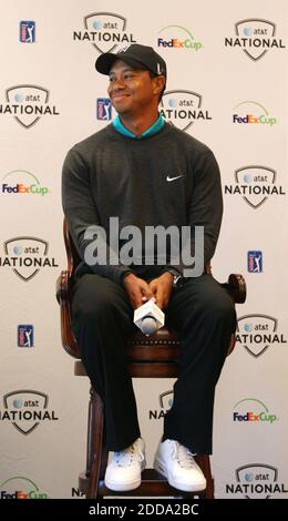 KEIN FILM, KEIN VIDEO, KEIN Fernsehen, KEIN DOKUMENTARFILM - Tiger Woods lächelt, als er am 10. Mai 2010 während des Medientages im Aronimink Golf Club in Newtown Square, PA, USA vorgestellt wird. Foto von Michael Bryant/Philadelphia Inquirer/MCT/Cameleon/ABACAPRESS.COM Stockfoto