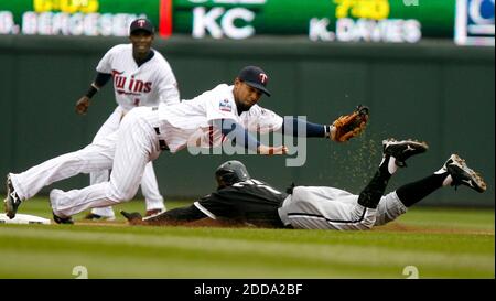 KEIN FILM, KEIN VIDEO, KEIN TV, KEIN DOKUMENTARFILM - Shortstop Alexi Casilla von den Minnesota Twins streckt sich, um einen Wurf zu ziehen, als Juan Pierre von der Chicago White Sox am 12. Mai 2010 den zweiten Platz im ersten Inning im Target Field in Minneapolis, MN, USA stiehlt. Foto von David Joles/Minneapolis Star Tribune/MCT/Cameleon/ABACAPRESS.COM Stockfoto