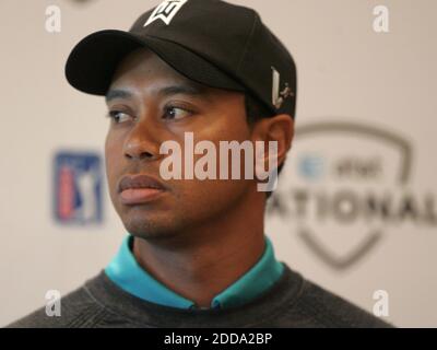 KEIN FILM, KEIN VIDEO, KEIN Fernsehen, KEIN DOKUMENTARFILM - Tiger Woods hört seine Einführung am 10. Mai 2010 im Aronimink Golf Club auf dem Newtown Square, PA, USA. Foto von Michael Bryant/Philadelphia Inquirer/MCT/Cameleon/ABACAPRESS.COM Stockfoto