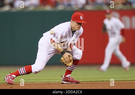 KEIN FILM, KEIN VIDEO, KEIN TV, KEINE DOKUMENTATION - St. Louis Cardinals Shortstop Brendan Ryan spielt einen Bodenball von Brett Myers von Houston Astros wegen eines Fehlers im dritten Inning im Busch Stadium in St. Louis, MO, USA am 11. Mai 2010.Foto von Chris Lee/St. Louis Post-Dispatch/MCT/ABACAPRESS.COM Stockfoto