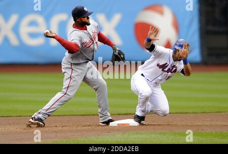 KEIN FILM, KEIN VIDEO, KEIN TV, KEIN DOKUMENTARFILM - New York Mets' Angel Pagan ist auf der zweiten Basis sicher, als Washington Nationals Shortstop Cristian Guzman wirft zur ersten Basis Alex Cora am Citi Field in New York City, NY, USA am 12 2010. Mai zu bekommen. Foto von David Pokress/Newsday/MCT/Cameleon/ABACAPRESS.COM Stockfoto