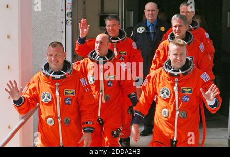 KEIN FILM, KEIN VIDEO, KEIN Fernsehen, KEINE DOKUMENTATION - Raumfähre Atlantis, STS-132 Astronauten, von vorne links nach hinten, einschließlich Pilot Dominic Antonelli, Garrett Reisman, Stephen Bowen; Und von rechts vorne nach hinten verlassen Commander Kenneth Ham, Michael Good und Piers Sellers das Betriebs- und Kassengebäude Freitag, 14. Mai 2010, um an Bord des Shuttles Atlantis zu gehen. Foto von Red Huber/Orlando Sentinel/MCT/ABACAPRESS.COM Stockfoto