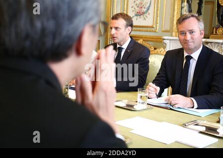 Der französische Präsident Emmanuel Macron und Sebastien Lecornu nehmen am 25. Juni 2018 an einem Treffen mit dem thailändischen Premierminister im Elysée-Palast in Paris Teil. Foto von Pool/ABACAPRESS.COM Stockfoto