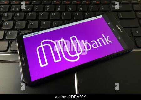 KONSKIE, POLEN - 21. Dezember 2019: Nubank Fintech Logo auf dem Handy angezeigt Stockfoto