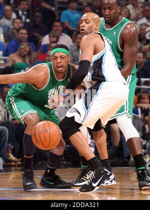 KEIN FILM, KEIN VIDEO, KEIN TV, KEINE DOKUMENTATION - Orlando Magic Guard Vince Carter und Boston Celtics Stürmer Paul Pierce kriechen für einen losen Ball im ersten Viertel in Spiel 2 der NBA Eastern Conference Finals aat Amway Arena in Orlando, FL, USA am 18. Mai 2010. Foto von Gary W. Green/Orlando Sentinel/MCT/Cameleon/ABACAPRESS.COM Stockfoto