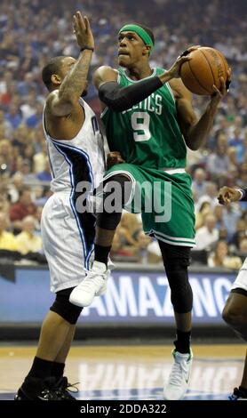 KEIN FILM, KEIN VIDEO, KEIN Fernsehen, KEINE DOKUMENTATION - der Bostoner Celtics-Wächter Rajon Rondo fährt im ersten Viertel des NBA Eastern Conference Finals in der Amway Arena in Orlando, FL, USA, am 18. Mai 2010 in den Korb gegen Jameer Nelson von Orlando Magic. Foto von Stephen M. Dowell/Orlando Sentinel/MCT/Cameleon/ABACAPRESS.COM Stockfoto