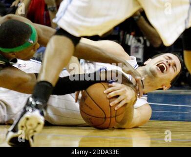 KEIN FILM, KEIN VIDEO, KEIN TV, KEINE DOKUMENTATION - ORLANDO MAGIC GUARD J.J. Redick, rechts, und Boston Celtics Wache Rajon Rondo, links, Kampf um einen losen Ball während Spiel 1 der NBA Eastern Conference Finals in der Amway Arena in Orlando, FL, USA am 16. Mai 2010. Foto von Stephen M. Dowell/Orlando Sentinel/MCT/Cameleon/ABACAPRESS.COM Stockfoto