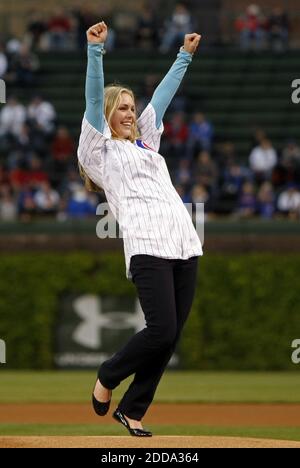 KEIN FILM, KEIN VIDEO, KEIN Fernsehen, KEIN DOKUMENTARFILM - Olympia-Goldmedaillenfahrer Lindsey Vonn reagiert auf das Werfen der zeremoniellen ersten Seillänge im Wrigley Field, als die Chicago Cubs am 18. Mai 2010 den Colorado Rockies in Chicago, IL, USA gegenüberstanden. Foto von Scott Strazzante/Chicago Tribune/MCT/Cameleon/ABACAPRESS.COM Stockfoto