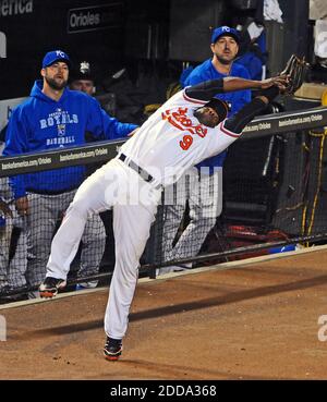 KEIN FILM, KEIN VIDEO, KEIN TV, KEIN DOKUMENTARFILM - Baltimore Orioles' Miguel Tejada fängt einen Pop-up von der Kansas City Royals' Yuniesky Betancourt in Foul Gebiet vor der Royals Bank im neunten Inning bei Camden Yards, in Baltimore, MD, USA am 18. Mai 2010. Die Orioles gekrönt die Royals, 4-3, in 10 Innings. Foto von Kenneth K. Lam/Baltimore Sun/MCT/Cameleon/ABACAPRESS.COM Stockfoto