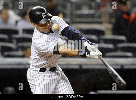 KEIN FILM, KEIN VIDEO, KEIN TV, KEIN DOKUMENTARFILM - New York Yankees Derek Jeter fouls off a pitch während der ersten Inning gegen Boston Red Sox im Yankee Stadium in New York City, NY, USA am 18. Mai 2010. Foto von David Pokress/Newsday/MCT/Cameleon/ABACAPRESS.COM Stockfoto