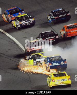 KEIN FILM, KEIN VIDEO, KEIN TV, KEINE DOKUMENTATION - NASCAR Sprint Cup Series Fahrer David Reutimann (00) zündet Funken, als er und (durch Rauch verdeckt) Mark Martin (5) kollidieren und in Runde 1 während des letzten Abschnitts des NASCAR Sprint All-Star Race auf dem Charlotte Motor Speedway in Charlotte, NC, USA am 22. Mai 2010. Darunter treffen David Reutimann (00) und Tony Stewart (14) aufeinander. Phnoto von Jeff Siner/Charlotte Observer/MCT/Cameleon/ABACAPRESS.COM Stockfoto
