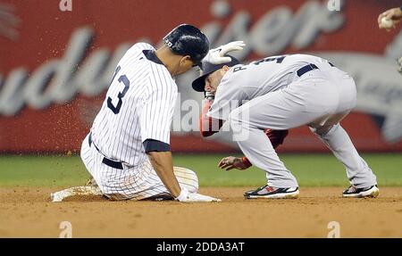 KEIN FILM, KEIN VIDEO, KEIN Fernsehen, KEIN DOKUMENTARFILM - Alex Rodriguez von New York Yankees stiehlt am 18. Mai 2010 im Yankee Stadium in New York City, NY, USA, die zweite Basis im ersten Inning gegen die Dustin Pedroia von Boston Red Sox. Foto von David Pokress/Newsday/MCT/Cameleon/ABACAPRESS.COM Stockfoto