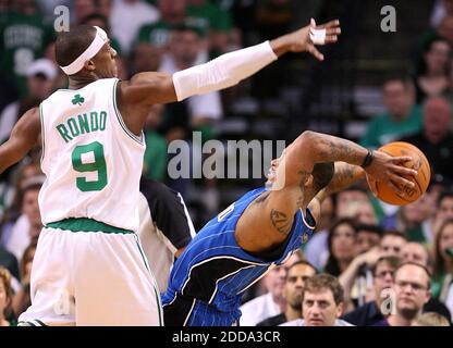 KEIN FILM, KEIN VIDEO, KEIN TV, KEIN DOKUMENTARFILM - Orlando Magic Guard Jameer Nelson, rechts, schaut um die langen Arme der Boston Celtics Guard Rajon Rondo (9) während Spiel 4 der NBA Eastern Conference Finals im TD Bank Garden in Boston, MA, USA 24. Mai 2010 passieren. Die Magie besiegte die Celtics in Überstunden, 96-92. Foto von Gary W. Green/Orlando Sentinel/MCT/Cameleon/ABACAPRESS.COM Stockfoto