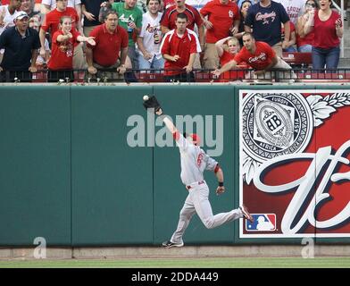 KEIN FILM, KEIN VIDEO, KEIN TV, KEINE DOKUMENTATION - Cincinnati Reds Mittelfeldspieler Drew Stubbs macht einen Lauffang auf der Warnspur auf einem Fliegerball vor der Fledermaus von St. Louis Cardinals Felipe Lopez, um das zweite Inning im Busch Stadium in St. Louis, MO, zu beenden. USA am 1. Juni 2010. Die Reds besiegten die Kardinäle, 9-8. Foto von Chris Lee/St. Louis Post-Dispatch/MCT/ABACAPRESS.COM Stockfoto