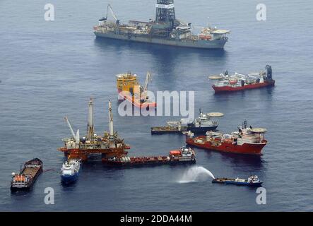 KEIN FILM, KEIN VIDEO, KEIN TV, KEINE DOKUMENTATION - die mobile Offshore-Bohreinheit Q4000 hält Position direkt über dem beschädigten Deepwater Horizon Blowout Preventer, während die Besatzungen arbeiten, um den Bohrkopf mit einer Technik namens "Topkill", 26. Mai 2010 zu verbinden. Das Verfahren soll den Fluss von Öl und Gas eindämmen und schließlich den Brunnen töten, indem es schwere Bohrflüssigkeiten durch den Ausblasverhinderer auf dem Meeresboden in den Brunnen hinein injiziert. Foto von Daniel Beltra/Greenpeace/MCT/ABACAPRESS.COM Stockfoto