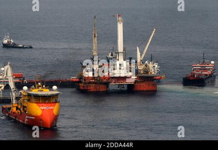 KEIN FILM, KEIN VIDEO, KEIN TV, KEINE DOKUMENTATION - die mobile Offshore-Bohreinheit Q4000 hält Position direkt über dem beschädigten Deepwater Horizon Blowout Preventer, während die Besatzungen arbeiten, um den Bohrkopf mit einer Technik namens "Topkill", 26. Mai 2010 zu verbinden. Das Verfahren soll den Fluss von Öl und Gas eindämmen und schließlich den Brunnen töten, indem es schwere Bohrflüssigkeiten durch den Ausblasverhinderer auf dem Meeresboden in den Brunnen hinein injiziert. Foto von Daniel Beltra/Greenpeace/MCT/ABACAPRESS.COM Stockfoto