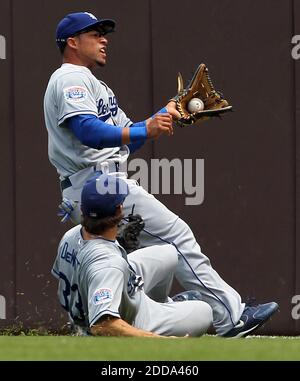 KEIN FILM, KEIN VIDEO, KEIN TV, KEINE DOKUMENTATION - Los Angeles Dodgers Right Fielder Xavier Paul macht einen laufenden Fang eines Ted Lilly Pop Foul die rechte Feldlinie im dritten Inning als Teamkollege Blake DeWitt gleitet, um eine Kollision am Wrigley Field in Chicago zu vermeiden, IL, USA am 27. Mai 2010. Die Cubs fuhr fort, einen 1-0 Sieg über die Dodgers zu posten. Foto: Phil Velasquez/Chicago Tribune/MCT/Cameleon/ABACAPRESS.COM Stockfoto