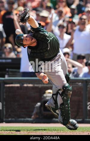 KEIN FILM, KEIN VIDEO, KEIN Fernsehen, KEIN DOKUMENTARFILM - Oakland Athletics Landon Powell (35) versagt, einen Foul Pop-up-Hit von San Francisco Giants Andres Torres (56) im siebten Inning im AT&T Park in San Francisco, CA, USA am 13. Juni 2010 zu fangen. San Francisco besiegte Oakland mit 6:2. Foto von Jose Carlos Fajardo/Contra Costa Times/MCT/Cameleon/ABACAPRESS.COM Stockfoto