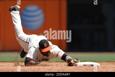 KEIN FILM, KEIN VIDEO, KEIN Fernsehen, KEIN DOKUMENTARFILM - Juan Uribe (5) von San Francisco Giants hat am 13. Juni 2010 im achten Inning im AT&T Park in San Francisco, CA, USA, Kevin Kouzmanoff aus Oakland Athletics, ohne Bild, vertrieben. San Francisco besiegte Oakland mit 6:2. Foto von Jose Carlos Fajardo/Contra Costa Times/MCT/Cameleon/ABACAPRESS.COM Stockfoto