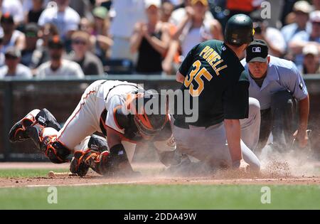 KEIN FILM, KEIN VIDEO, KEIN TV, KEIN DOKUMENTARFILM - San Francisco Giants Catcher Bengie Molina (1) markiert Oakland Athletics Landon Powell (35), als er versucht, bei Heimteller im vierten Inning im AT&T Park in San Francisco, CA, USA am 13. Juni 2010 zu Punkten. San Francisco besiegte Oakland mit 6:2. Foto von Jose Carlos Fajardo/Contra Costa Times/MCT/Cameleon/ABACAPRESS.COM Stockfoto