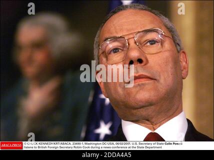 KEIN FILM, KEIN VIDEO, KEIN TV, KEIN DOKUMENTARFILM - © CHUCK KENNEDY/KRT/ABACA. 23490-1. Washington DC-USA, 06/02/2001. US-Außenminister Colin Powell hört dem britischen Außenminister Robin Cook bei einer Pressekonferenz im Außenministerium zu Stockfoto